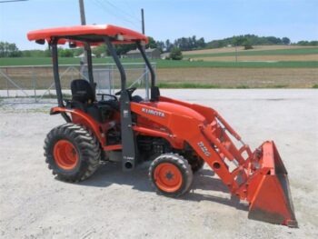 TRACTOR 26 HP W/ LOADER